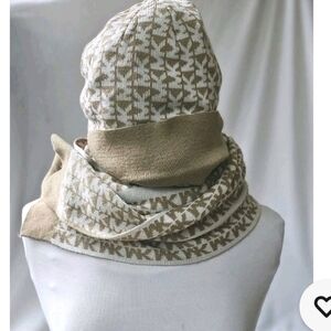 Brand New Michael Kors Monogram Ivory & Beige Lightweight Hat & Scarf Set